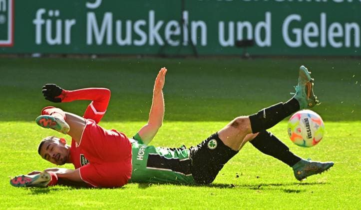Sport Themen der Woche KW08 Sport Bilder des Tages 25.02.2023 - Fussball - Saison 2022 2023 - 2. Fussball - Bundesliga - 22. Spieltag: 1. FC Kaiserlautern Lautern FCK ( Rote Teufel ) - SpVgg Greuther Fürth ( Kleeblatt ) - Sportfoto Zink MeZi - DFL regulations prohibit any use of photographs as image sequences and or quasi-video - only for editorial use - Kenny Prince Redondo (11, 1. FC Kaiserslautern FCK ) vor Simon Asta (2, SpVgg Greuther Fürth ) - Szene zu gelb-rote Karte Platzverweis für Simon Asta (2, SpVgg Greuther Fürth ) *** 25 02 2023 football season 2022 2023 2 football Bundesliga 22 matchday 1 FC Kaiserlautern Lautern FCK Rote Teufel SpVgg Greuther Fürth Kleeblatt Sportfoto Zink MeZi DFL regulations prohibit any use of photographs as image sequences and or quasi video only for editorial use Kenny Prince Redondo 11, 1 FC Kaiserslautern FCK in front of Simon Asta 2, SpVgg Greuther Fürth scene to yellow red card sending off for Simon Asta 2, SpVgg Greuther Fürth