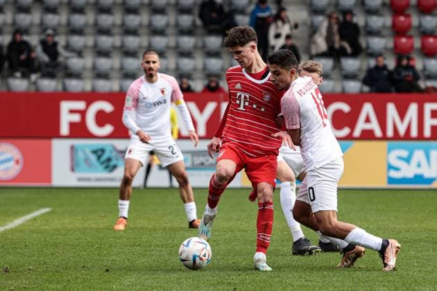 A-Junioren Bundesliga Sued Suedwest FC Bayern Muenchen U19 - FC Augsburg U19 25.02.2023 Luca KLANAC (FCB 9) im Duell mit Davide Dell ERBA (FCA 10)