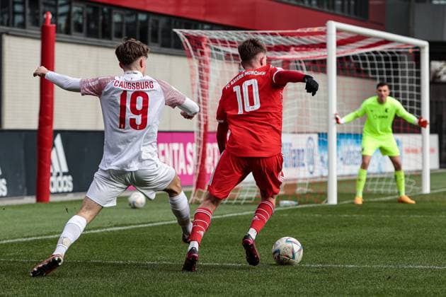 A-Junioren Bundesliga Sued Suedwest FC Bayern Muenchen U19 - FC Augsburg U19 25.02.2023 Simon MUEHLBAUER (FCA 10) im Duell mit Paul WANNER (FCB 10)