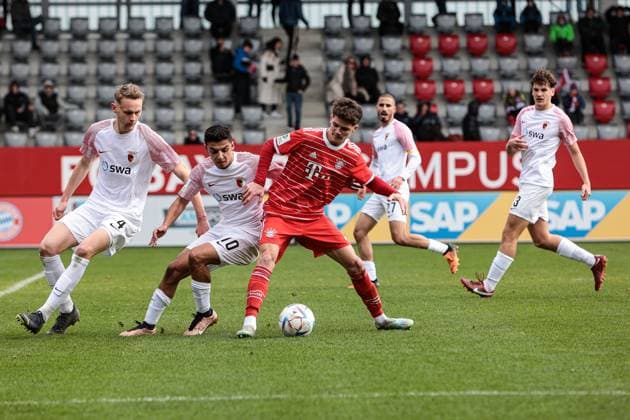 A-Junioren Bundesliga Sued Suedwest FC Bayern Muenchen U19 - FC Augsburg U19 25.02.2023 Jakob REICHENBACH (FCA 4) und Davide Dell ERBA (FCA 10) im Duell mit Luka KLANAC (FCB 9)