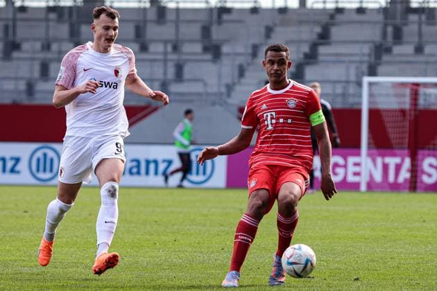A-Junioren Bundesliga Sued Suedwest FC Bayern Muenchen U19 - FC Augsburg U19 25.02.2023 Alem JAPAUR (FCA 9) kommt gegen Tarek BUCHMANN (FCB 5) zu spät
