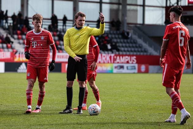 A-Junioren Bundesliga Sued Suedwest FC Bayern Muenchen U19 - FC Augsburg U19 25.02.2023 Schiedsrichter Paul WERRMANN im Gespraech mit Aleksandar PAVLOVIC (FCB 6)