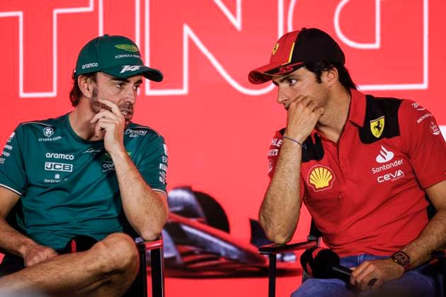 Sport Themen der Woche KW08 ALONSO Fernando (spa), Aston Martin F1 Team AMR23, portrait SAINZ Carlos (spa), Scuderia Ferrari SF-23, portrait during the Formula 1 Aramco pre-season testing 2023 of the 2023 FIA Formula One World Championship, WM, Weltmeisterschaft from February 23 to 25, 2023 on the Bahrain International Circuit, in Sakhir, Bahrain - F1 - PRE-SEASON TESTING 2023 - BAHRAIN DPPI Panoramic  00123001__R5_5780