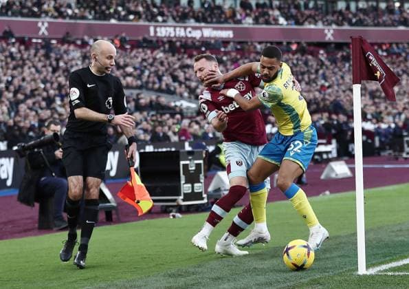 Sport Themen der Woche KW08 Sport Bilder des Tages Mandatory Credit: Photo by Michael Zemanek Shutterstock (13781105p) Vladimir Coufal of West Ham United tussles with Renan Lodi of Nottingham Forest West Ham United v Nottingham Forest, Premier League, Football, London Stadium, London, UK - 25 Feb 2023 EDITORIAL USE ONLY No use with unauthorised audio, video, data, fixture lists, club league logos or live services. Online in-match use limited to 120 images, no video emulation. No use in betting, games or single club league player publications. West Ham United v Nottingham Forest, Premier League, Football, London Stadium, London, UK - 25 Feb 2023 EDITORIAL USE ONLY No use with unauthorised audio, video, data, fixture lists, club league logos or live services. Online in-match use limited to 120 images, no video emulation. No use in betting, games or single club league player publications.  Copyright: xMichaelxZemanek Shutterstockx 13781105p