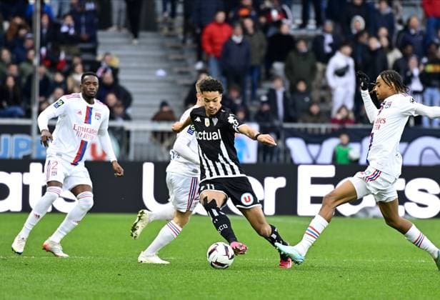 Salama Amine ( 11 - Angers ) - Bradley BARCOLA ( 26 - Lyon ) - FOOTBALL : Angers vs Lyon - Ligue 1 - 25 02 2023 FedericoPestellini Panoramic 