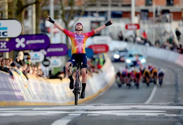 Sport Themen der Woche KW08 Sport Bilder des Tages Belgian Lotte Kopecky of SD Worx celebrates after winning the women s one-day cycling race Omloop Het Nieuwsblad, for the first time part of the Women s World Tour races, 132,2 km from Gent to Ninove, Saturday 25 February 2023. KURTxDESPLENTER  x60801768x
