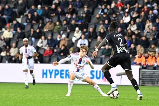 Batista MENDY ( 2 - Angers ) - Johann LEPENANT ( 24 - Lyon ) - FOOTBALL : Angers vs Lyon - Ligue 1 - 25 02 2023 FedericoPestellini Panoramic 
