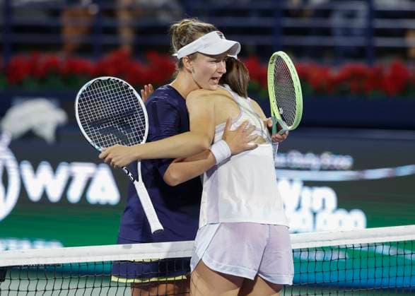 R-L. Iga Swiatek gratuliert der Siegerin Barbora Krejcikova, Finale, Endspiel - Dubai Tennis Championships 2023 - WTA, Tennis Damen - Dubai Duty Free Tennis Stadium - Dubai - - United Arab Emirates - 25 February 2023. Copyright: xJuergenxHasenkopfx