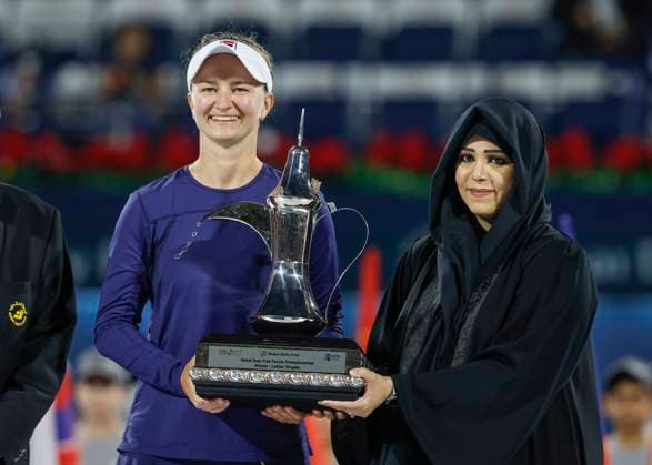 Sheikha Latifa uebergibt der Siegerin Barbora Krejcikova den Pokal, Finale, Endspiel - Dubai Tennis Championships 2023 - WTA, Tennis Damen - Dubai Duty Free Tennis Stadium - Dubai - - United Arab Emirates - 25 February 2023. Copyright: xJuergenxHasenkopfx