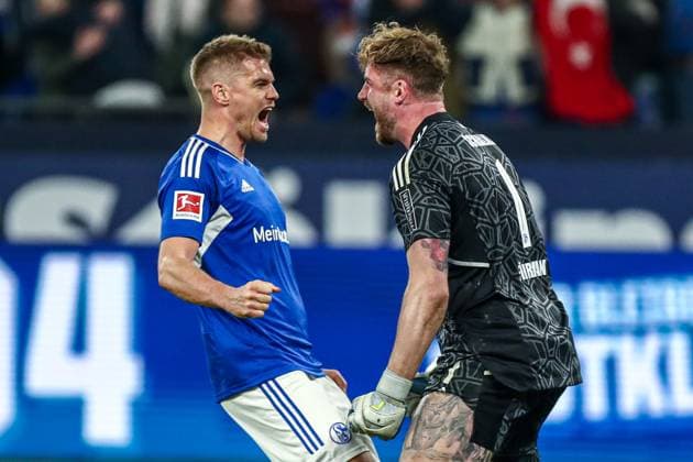 Sport Themen der Woche KW08 Sport Bilder des Tages Simon Terodde (FC Schalke 04, 09) und Torwart Ralf Fährmann Faehrmann (FC Schalke 04, 01) feiern den Sieg, GER, FC Schalke 04 vs. VfB Stuttgart, Fussball, 1. Bundesliga, 22. Spieltag, Spielzeit 2022 2023, 25.02.2023, DFB DFL regulations prohibit any use of photographs as image sequences and or quasi-video., GER, FC Schalke 04 vs. VfB Stuttgart, Fussball, 1. Bundesliga, 22. Spieltag, Spielzeit 2022 2023, 25.02.2023, DFB DFL regulations prohibit any use of photographs as image sequences and or quasi-video., Foto: Eibner-Pressefoto Gabriel Boia Gelsenkirchen *** Simon Terodde FC Schalke 04, 09 and goalkeeper Ralf Fährmann Faehrmann FC Schalke 04, 01 celebrate the victory, GER, FC Schalke 04 vs VfB Stuttgart, Football, 1 Bundesliga, 22 Spieltag, Spielzeit 2022 2023, 25 02 2023, DFB DFL regulations prohibit any use of photographs as image sequences and or quasi video , GER, FC Schalke 04 vs VfB Stuttgart, Football, 1 Bundesliga, 22 Spieltag, Spielzeit 2022 2023, 25 02 2023, DFB DFL regulations prohibit any use of photographs as image sequences and or quasi video , Foto Eibner Pressefoto Gabriel Boia Gelsenkirchen Copyright: xGabrielxBoiax EP_EER