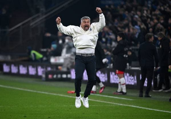 Sport Themen der Woche KW08 Sport Bilder des Tages Jubel Thomas Reis (Cheftrainer FC Schalke 04) nach dem Abpfiff 25.02.2023, Fussball GER, Saison 2022 2023, 1. Bundesliga, 22. Spieltag, FC Schalke 04 - VfB Stuttgart Gelsenkirchen Veltins Arena Nordrhein Westfalen Deutschland *** Cheer Thomas Reis head coach FC Schalke 04 after the final whistle 25 02 2023, Football GER, season 2022 2023, 1 Bundesliga, 22 matchday, FC Schalke 04 VfB Stuttgart Gelsenkirchen Veltins Arena Nordrhein Westfalen Germany Team2