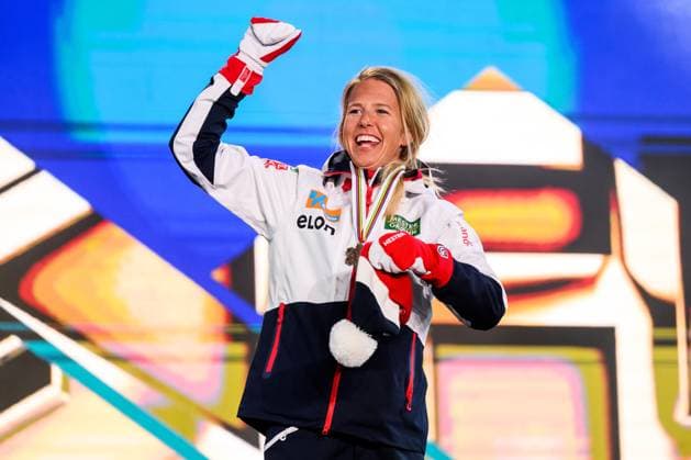 230225 Bronze medalist Astrid oyre Slind of Norway celebrates at the Medal ceremony for the women?s cross-country skiing skiathlon during the FIS Nordic Ski World Championships on February 25, 2023 in Kranjska Gora. Photo: Petter Arvidson BILDBYRAN kod PA PA0521 skidor cross-country skiing langrenn skid-vm 2023 fis nordic ski world championships bbeng fis nordic world ski championships vm ski-vm medaljceremoni medal ceremony jubel Copyright: PETTERxARVIDSON BB230225PA164