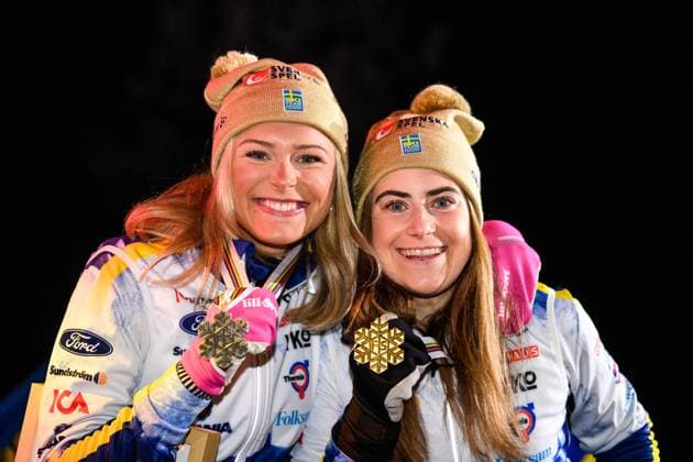 230225 Silver medalist Frida Karlsson and Gold medalist Ebba Andersson pose their medals at the Medal ceremony for the women?s cross-country skiing skiathlon during the FIS Nordic Ski World Championships on February 25, 2023 in Kranjska Gora. Photo: Petter Arvidson BILDBYRAN kod PA PA0521 skidor cross-country skiing langrenn skid-vm 2023 fis nordic ski world championships bbeng fis nordic world ski championships vm ski-vm medaljceremoni medal ceremony jubel Copyright: PETTERxARVIDSON BB230225PA165