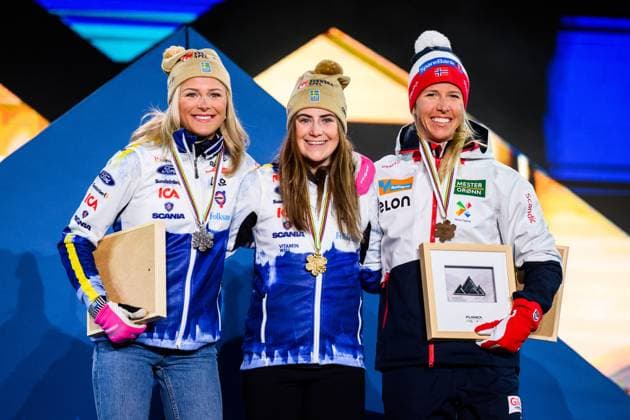 230225 Silver medalist Frida Karlsson of Sweden, Gold medalist Ebba Andersson of Sweden and bronze medalist Astrid oyre Slind of Norway celebrate at the Medal ceremony for the women?s cross-country skiing skiathlon during the FIS Nordic Ski World Championships on February 25, 2023 in Kranjska Gora. Photo: Petter Arvidson BILDBYRAN kod PA PA0521 skidor cross-country skiing langrenn skid-vm 2023 fis nordic ski world championships bbeng fis nordic world ski championships vm ski-vm medaljceremoni medal ceremony jubel Copyright: PETTERxARVIDSON BB230225PA168