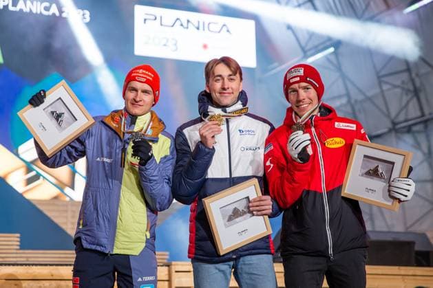 Sport Bilder des Tages NORDIC SKIING - FIS Nordic WC Planica 2023 KRANJSKA GORA,SLOVENIA,25.FEB.23 - NORDIC SKIING, Ski jumping, Skispringen, Ski, nordisch - FIS Nordic World Ski Championships, medal plaza, award ceremony. Image shows Julian Schmid (GER), Magnus Jarl Riiber (NOR) and Franz-Josef Rehrl (AUT).  GEPAxpictures xGintarexKarpaviciute