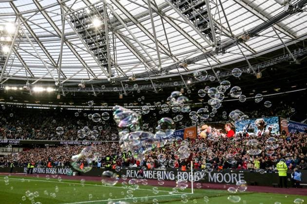 Sport Themen der Woche KW08 Sport Bilder des Tages West Ham v Notts Forest 25 February 2023, London - Premier League Football - West Ham United v Nottingham Forest - Tributes to Bobby Moore at West Ham on the anniversary of his death - Photo: Charlotte Wilson Offside. London UK *** West Ham gegen Notts Forest 25. Februar 2023, London Premier League Fußball West Ham United gegen Nottingham Forest Ehrungen für Bobby Moore in West Ham am Jahrestag seines Todes Foto Charlotte Wilson Offside London UK  Copyright: xCharlottexWilsonx xOffsidexOffside