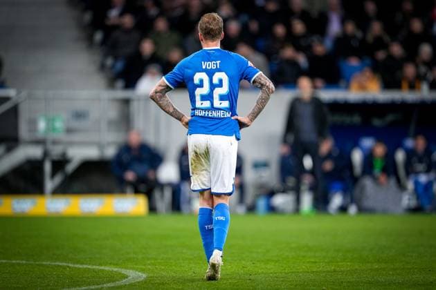 Kevin Vogt (Hoffenheim, 22), Freisteller, Ganzkörper, Einzelbild, Einzelfoto, Aktion, Action, Spieler der TSG 1899 Hoffenheim, enttäuscht über die Niederlage, Enttäuschung nach dem Schlusspfiff, Highlight, Verlierer, verloren, Frustration, disappointed, pessimistisch, 25.02.2023, Sinsheim (Deutschland), Fussball, Bundesliga, TSG 1899 Hoffenheim - Borussia Dortmund, DFB DFL REGULATIONS PROHIBIT ANY USE OF PHOTOGRAPHS AS IMAGE SEQUENCES AND OR QUASI-VIDEO. *** Kevin Vogt Hoffenheim, 22 , crop, full body, single image, single photo, action, action, TSG 1899 Hoffenheim player, disappointed with defeat, disappointment after final whistle, highlight, loser, lost, frustration, disappointed, pessimistic, 25 02 2023, Sinsheim Germany , football, Bundesliga, TSG 1899 Hoffenheim Borussia Dortmund, DFB DFL REGULATES PROHIBIT ANY USE OF PHOTOGRAPHS AS IMAGE SEQUENCES AND OR QUASI VIDEO xozx