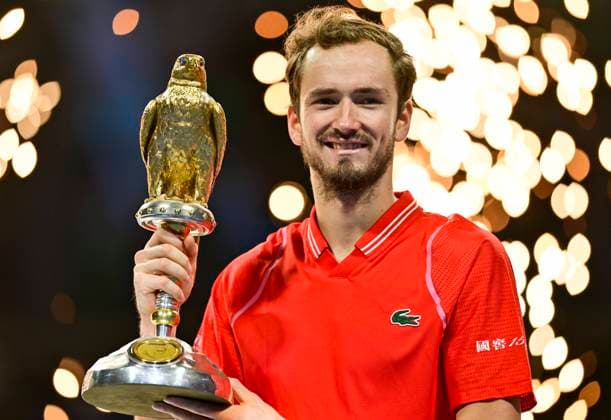 Bilder des Jahres 2023, Sport 02 Februar Sport Themen der Woche KW08 Sport Bilder des Tages ATP, Tennis Herren Qatar Exxonmobil Open Tennis Tournament 2023 Daniil Medvedev of Russia poses with the trophy after winning the ATP Qatar Exxonmobil Open tennis tournament 2023 against Andy Murray of Great Britain at the Khalifa International Tennis Complex in Doha, Qatar, 25 February 2023 DOHA Qatar  Copyright: xNoushadxThekkayilx originalFilename:varittyakkal-atpqatar230226_npdUT.jpg