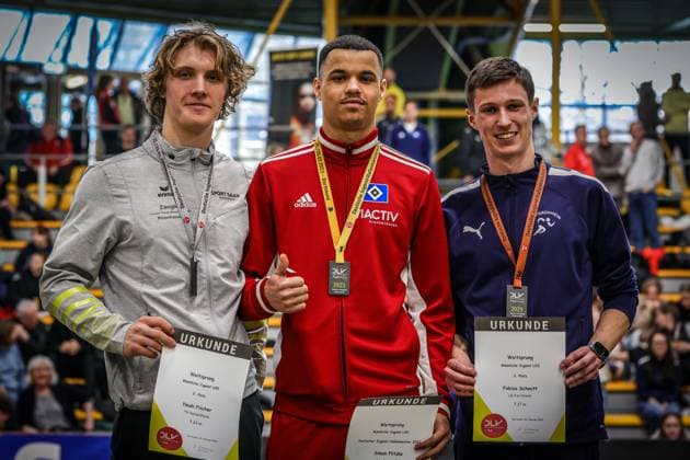 Sport Themen der Woche KW08 Sport Bilder des Tages Deutsche Jugend-Hallenmeisterschaften U20; Dortmund, 26.02.2023 Die Medaillengewinner im Weitsprung v.l.n.r.: Noah Fischer (TV Herbolzheim), Simon Plitzko (Hamburger SV), Fabius Schmitt (LG Forchheim); Deutsche Jugend-Hallenmeisterschaften U20 am 26.02.2023 in der Helmut-Koernig-Halle, Dortmund (Nordrhein-Westfalen) *** German Youth Indoor Championships U20 Dortmund, 26 02 2023 The medal winners in the long jump from l to r Noah Fischer TV Herbolzheim , Simon Plitzko Hamburger SV , Fabius Schmitt LG Forchheim German Youth Indoor Championships U20 on 26 02 2023 in the Helmut Koernig Hall, Dortmund North Rhine Westphalia Copyright: xBEAUTIFULxSPORTS B.Hoffmannx