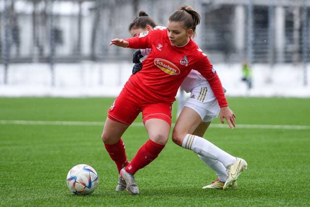 v.li.: Antonia Langshausen (Köln, 2) Antonia Dehm (FCB, 15) im Zweikampf, Duell, duel, tackle, Dynamik, Action, Aktion, 26.02.2023, München (Deutschland), Fussball,2. Frauen-Bundesliga, FC Bayern München II - 1. FC Köln II, DFB DFL REGULATIONS PROHIBIT ANY USE OF PHOTOGRAPHS AS IMAGE SEQUENCES AND OR QUASI-VIDEO.