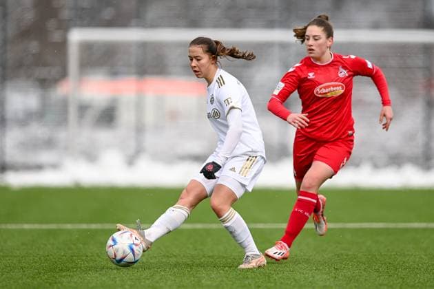 v.li.: Amelie Schuster (FCB, 8) Leonie Krump (Köln, 6) im Zweikampf, Duell, duel, tackle, Dynamik, Action, Aktion, 26.02.2023, München (Deutschland), Fussball,2. Frauen-Bundesliga, FC Bayern München II - 1. FC Köln II, DFB DFL REGULATIONS PROHIBIT ANY USE OF PHOTOGRAPHS AS IMAGE SEQUENCES AND OR QUASI-VIDEO.