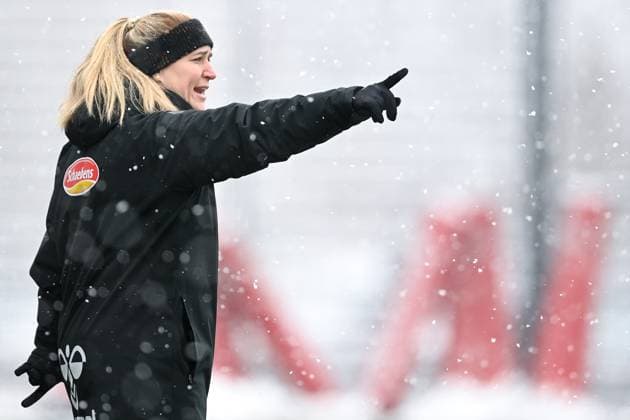 Trainerin Stephanie Caspari (Köln) gibt Anweisungen, gestikuliert, mit den Armen gestikulieren, gives instructions, gesticulate Einzelbild, Aktion, Action, 26.02.2023, München (Deutschland), Fussball,2. Frauen-Bundesliga, FC Bayern München II - 1. FC Köln II, DFB DFL REGULATIONS PROHIBIT ANY USE OF PHOTOGRAPHS AS IMAGE SEQUENCES AND OR QUASI-VIDEO.