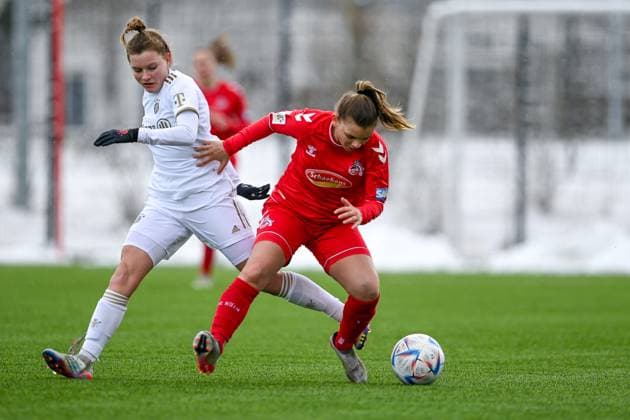 v.li.: Sarah Ernst (FCB, 13) Antonia Langshausen (Köln, 2) im Zweikampf, Duell, duel, tackle, Dynamik, Action, Aktion, 26.02.2023, München (Deutschland), Fussball,2. Frauen-Bundesliga, FC Bayern München II - 1. FC Köln II, DFB DFL REGULATIONS PROHIBIT ANY USE OF PHOTOGRAPHS AS IMAGE SEQUENCES AND OR QUASI-VIDEO.