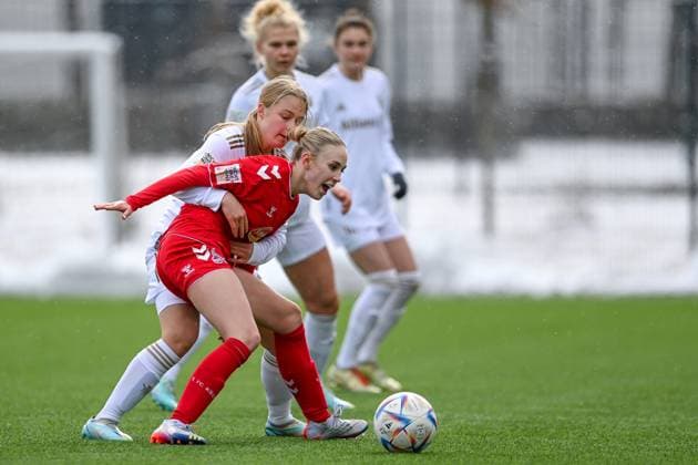 v.li.: Greta Hünten (FCB, 6) Carolin Elsen (Köln, 19) im Zweikampf, Duell, duel, tackle, Dynamik, Action, Aktion, 26.02.2023, München (Deutschland), Fussball,2. Frauen-Bundesliga, FC Bayern München II - 1. FC Köln II, DFB DFL REGULATIONS PROHIBIT ANY USE OF PHOTOGRAPHS AS IMAGE SEQUENCES AND OR QUASI-VIDEO.