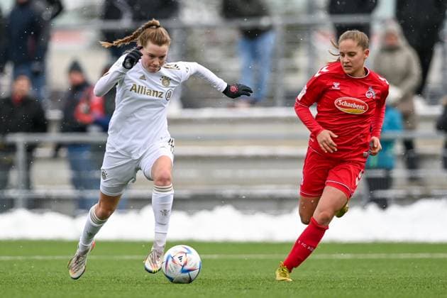v.li.: Sarah Ernst (FCB, 13) Lilith Schmidt (Köln, 13) im Zweikampf, Duell, duel, tackle, Dynamik, Action, Aktion, 26.02.2023, München (Deutschland), Fussball,2. Frauen-Bundesliga, FC Bayern München II - 1. FC Köln II, DFB DFL REGULATIONS PROHIBIT ANY USE OF PHOTOGRAPHS AS IMAGE SEQUENCES AND OR QUASI-VIDEO.