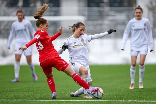 v.li.: Lilith Schmidt (Köln, 13) Amelie Schuster (FCB, 8) im Zweikampf, Duell, duel, tackle, Dynamik, Action, Aktion, 26.02.2023, München (Deutschland), Fussball,2. Frauen-Bundesliga, FC Bayern München II - 1. FC Köln II, DFB DFL REGULATIONS PROHIBIT ANY USE OF PHOTOGRAPHS AS IMAGE SEQUENCES AND OR QUASI-VIDEO.