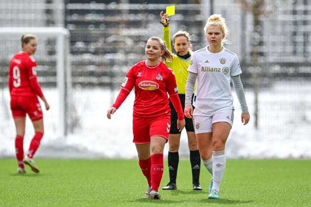Sport Bilder des Tages Julia Boike (Schiedsrichterin) zeigt Antonia Langshausen (Köln, 2) die Gelbe Karte, Verwarnung, yellow card, 26.02.2023, München (Deutschland), Fussball,2. Frauen-Bundesliga, FC Bayern München II - 1. FC Köln II, DFB DFL REGULATIONS PROHIBIT ANY USE OF PHOTOGRAPHS AS IMAGE SEQUENCES AND OR QUASI-VIDEO.