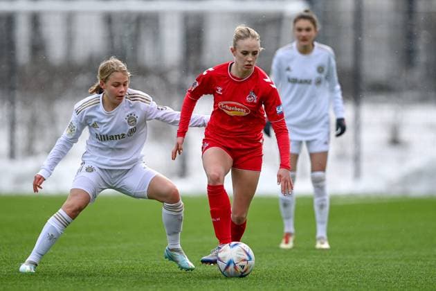 v.li.: Greta Hünten (FCB, 6) Carolin Elsen (Köln, 19) im Zweikampf, Duell, duel, tackle, Dynamik, Action, Aktion, 26.02.2023, München (Deutschland), Fussball,2. Frauen-Bundesliga, FC Bayern München II - 1. FC Köln II, DFB DFL REGULATIONS PROHIBIT ANY USE OF PHOTOGRAPHS AS IMAGE SEQUENCES AND OR QUASI-VIDEO.