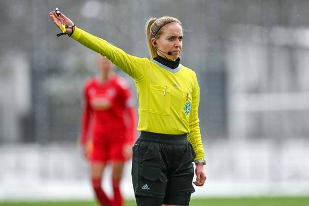 Julia Boike (Schiedsrichterin) gibt Anweisungen, gestikuliert, mit den Armen gestikulieren, gives instructions, gesticulate, 26.02.2023, München (Deutschland), Fussball,2. Frauen-Bundesliga, FC Bayern München II - 1. FC Köln II, DFB DFL REGULATIONS PROHIBIT ANY USE OF PHOTOGRAPHS AS IMAGE SEQUENCES AND OR QUASI-VIDEO.