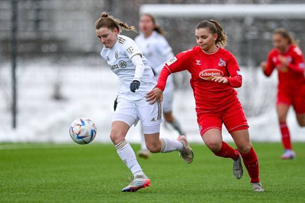 v.li.: Sarah Ernst (FCB, 13) Antonia Langshausen (Köln, 2) im Zweikampf, Duell, duel, tackle, Dynamik, Action, Aktion, 26.02.2023, München (Deutschland), Fussball,2. Frauen-Bundesliga, FC Bayern München II - 1. FC Köln II, DFB DFL REGULATIONS PROHIBIT ANY USE OF PHOTOGRAPHS AS IMAGE SEQUENCES AND OR QUASI-VIDEO.