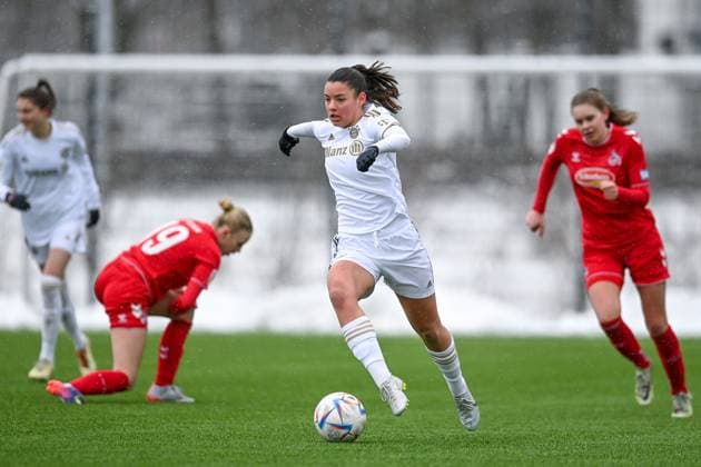 Carla Schwarz (FCB, 2) am Ball, 26.02.2023, München (Deutschland), Fussball,2. Frauen-Bundesliga, FC Bayern München II - 1. FC Köln II, DFB DFL REGULATIONS PROHIBIT ANY USE OF PHOTOGRAPHS AS IMAGE SEQUENCES AND OR QUASI-VIDEO.