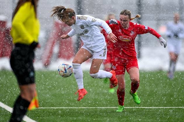 v.li.: Laura Gloning (FCB, 17) Charlotta Imping (Köln, 18) im Zweikampf, Duell, duel, tackle, Dynamik, Action, Aktion, 26.02.2023, München (Deutschland), Fussball,2. Frauen-Bundesliga, FC Bayern München II - 1. FC Köln II, DFB DFL REGULATIONS PROHIBIT ANY USE OF PHOTOGRAPHS AS IMAGE SEQUENCES AND OR QUASI-VIDEO.