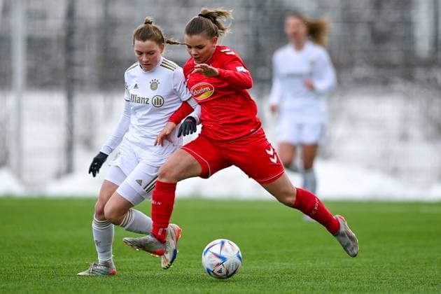 v.li.: Sarah Ernst (FCB, 13) Antonia Langshausen (Köln, 2) im Zweikampf, Duell, duel, tackle, Dynamik, Action, Aktion, 26.02.2023, München (Deutschland), Fussball,2. Frauen-Bundesliga, FC Bayern München II - 1. FC Köln II, DFB DFL REGULATIONS PROHIBIT ANY USE OF PHOTOGRAPHS AS IMAGE SEQUENCES AND OR QUASI-VIDEO.