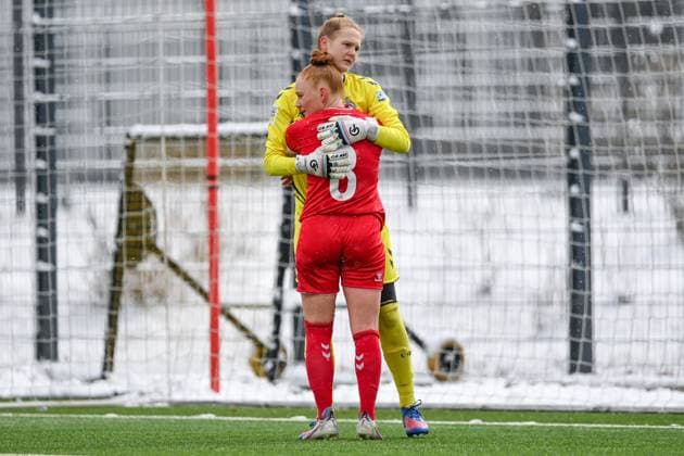 v.li.: Laura Vogt (Köln, 8) klatscht mit Kristin Krammer (Torfrau, Köln, 1) nach dem gehaltenen Foulelfmeter ab, Freude, freundlich, fröhlich, strahlend, optimistisch, 26.02.2023, München (Deutschland), Fussball,2. Frauen-Bundesliga, FC Bayern München II - 1. FC Köln II, DFB DFL REGULATIONS PROHIBIT ANY USE OF PHOTOGRAPHS AS IMAGE SEQUENCES AND OR QUASI-VIDEO.