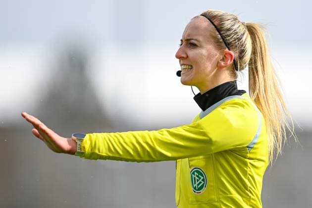 Julia Boike (Schiedsrichterin) gibt Anweisungen, gestikuliert, mit den Armen gestikulieren, gives instructions, gesticulate, Einzelbild, Aktion, Action, 26.02.2023, München (Deutschland), Fussball,2. Frauen-Bundesliga, FC Bayern München II - 1. FC Köln II, DFB DFL REGULATIONS PROHIBIT ANY USE OF PHOTOGRAPHS AS IMAGE SEQUENCES AND OR QUASI-VIDEO.