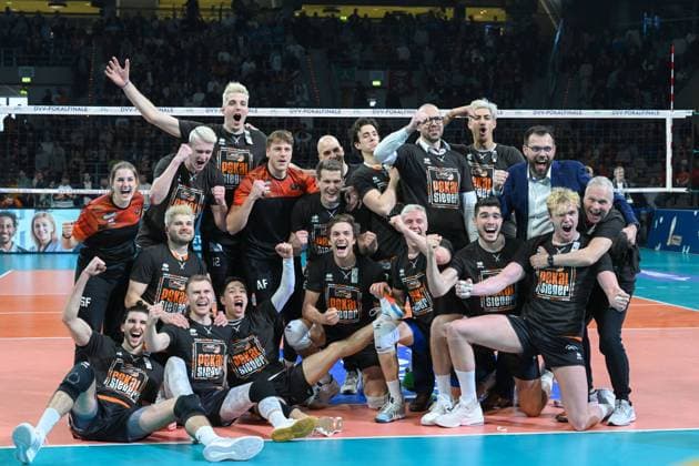 Bilder des Jahres 2023, Sport 02 Februar Sport Themen der Woche KW08 Sport Bilder des Tages Mannheim, Germany, February 26th 2023: BERLIN RECYCLING Volleys celebrate after winning the mens DVV-Pokal final match 2022 2023 between SWD powervolleys Dueren and BERLIN RECYCLING Volleys at the SAP Arena in Mannheim, Germany. (Norina Toenges SPP)  Copyright: xNorinaxToengesx xSPPx spp-en-NoTo-SWD v BR-20