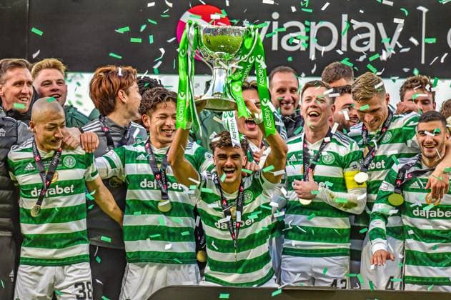 Sport Themen der Woche KW08 Sport Bilder des Tages Rangers v Celtic Viaplay Cup Jota and teammates of Celtic lift the Viaplay Cup during the Viaplay Cup final between Rangers and Celtic at Hampden Park, Glasgow Content Not Available For UK Newspapers Copyright: xJamiexJohnstonx FIL-18157-0089 UK Newspapers OUT