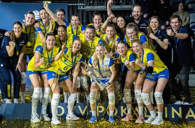 Bilder des Jahres 2023, Sport 02 Februar Sport Themen der Woche KW08 Sport Bilder des Tages 26.02.2023, GER, Volleyball, Frauen, DVV-Pokalfinale 2023, SSC Palmberg Schwerin - SC Potsdam Die Spielerinnen des SSC Palmberg Schwerin feiern ausgelassen bei der Siegerehrung. Mannheim SAP Arena Deutschland Baden-Württemberg *** 26 02 2023, GER, Volleyball, Women, DVV Cup Final 2023, SSC Palmberg Schwerin SC Potsdam The players of SSC Palmberg Schwerin celebrate exuberantly at the award ceremony Mannheim SAP Arena Germany Baden Württemberg...