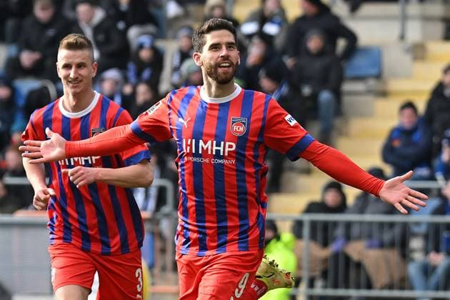 Sport Themen der Woche KW08 Sport Bilder des Tages Bielefeld, Schueco Arena, 26.02.23, GER, Herren, 2.Bundesliga, Saison 2022-2023, DSC Arminia Bielefeld - 1.FC Heidenheim Bild: Stefan SCHIMMER (Heidenheim) jubelt nach seinem Tor zum 1:0 Only for editorial use! DFL regulations prohibit any use of photographs as image sequences and or quasi-video. NRW Deutschland *** Bielefeld, Schueco Arena, 26 02 23, GER, Men, 2 Bundesliga, Season 2022 2023, DSC Arminia Bielefeld 1 FC Heidenheim picture Stefan SCHIMMER Heidenheim cheers after his goal to 1 0 Only for editorial use DFL regulations prohibit any use of photographs as image sequences and or quasi video NRW Germany