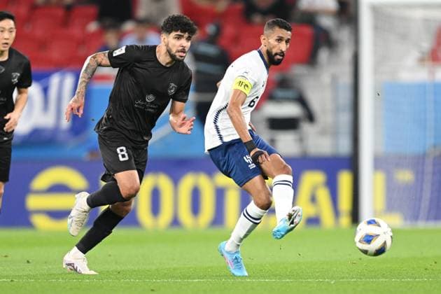 Fußball, AFC Champions League, Al Duhal SC - Al-Hilal Riad Al Hilal v Al Duhail - AFC Champions League Semi-final Salman Al-Faraj (7) of Al Hilal passes the ball as Luis Junior (8) of Al Duhail closes down during the AFC Champions League semi-final between Al Hilal and Al Duhail at Al Thumama Stadium in Doha, Qatar on 26 February 2023. Doha Qatar  Copyright: xSimonxHolmesx originalFilename:holmes-notitle230226_npRZm.jpg