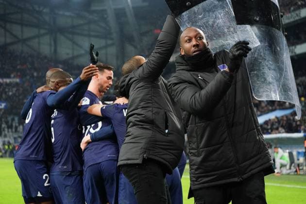 Sport Themen der Woche KW08 Les agents de sÃ curitÃ s protegent les joueurs de jets des supporters de l™Olympique de Marseille FOOTBALL : Olympique de Marseille vs PSG - Ligue 1 Ubereats - Marseille - 26 02 2023 NorbertScanella Panoramic 