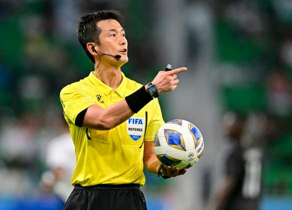 Fußball, AFC Champions League, Al Duhal SC - Al-Hilal Riad Al Hilal Saudi FC v Al Duhal SC - AFC Champions League 2022 Korean Referee Ko Hyungjin gestures during the AFC Champions League 2022 semi-finals match between Al Hilal Saudi FC and Al Duhal SC at Al Thumama Stadium in Doha, Qatar on 26 February 2023. Al Hilal Saudi FC won 7-0 DOHA Qatar  Copyright: xNoushadxThekkayilx originalFilename:varittyakkal-afcchamp230226_npP24.jpg