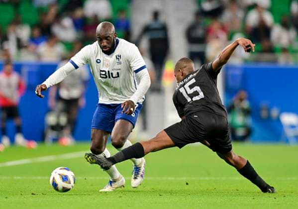 Fußball, AFC Champions League, Al Duhal SC - Al-Hilal Riad Al Hilal Saudi FC v Al Duhal SC - AFC Champions League 2022 Moussa Marega (L) of Saudi Arabias Al Hilal Saudi FC and Mohammed Khalid Al-Naimi of Qatars Al Duhal SC battle for the ball during the AFC Champions League 2022 semi-finals match between Al Hilal Saudi FC and Al Duhal SC at Al Thumama Stadium in Doha, Qatar on 26 February 2023. Al Hilal Saudi FC won 7-0 DOHA Qatar  Copyright: xNoushadxThekkayilx originalFilename:varittyakkal-afcchamp230226_npMVT.jpg