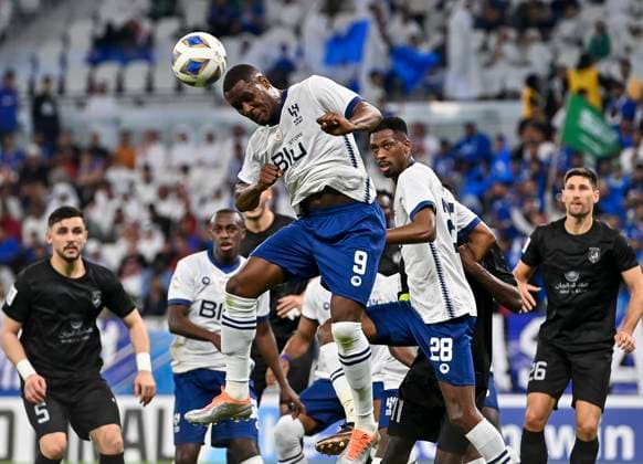 Fußball, AFC Champions League, Al Duhal SC - Al-Hilal Riad Al Hilal Saudi FC v Al Duhal SC - AFC Champions League 2022 Odion Jude Ighalo (C) of Saudi Arabias Al Hilal Saudi FC and Bassam Hisham Alrawi (L) of Qatars Al Duhal SC battle for the ball during the AFC Champions League 2022 semi-finals match between Al Hilal Saudi FC and Al Duhal SC at Al Thumama Stadium in Doha, Qatar on 26 February 2023. Al Hilal Saudi FC won 7-0 DOHA Qatar  Copyright: xNoushadxThekkayilx originalFilename:varittyakkal-afcchamp230226_npx4I.jpg