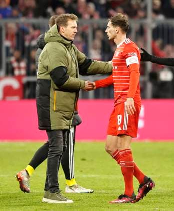 26.02.2023, 1. Bundesliga, 22.Spieltag, FC Bayern vs Union Berlin, Allianz Arena Muenchen, Fussball, im Bild: Trainer Julian Nagelsmann (FC Bayern Muenchen) bedankt sich bei Leon Goretzka (FC Bayern Muenchen) nach dem Speil