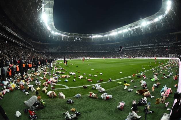 IMAGO Iconic Moments, Fußball IMAGO Iconic Moments, Fußball Bilder des Jahres 2023, Sport 02 Februar Sport Themen der Woche KW08 Sport Bilder des Tages Besiktas fans will throw scarves, beanies and toys to the pitch at 04:17 passed in the game in order to help the childeren affected by the earthquake in a meaningful event before the Turkish Super League football match between Besiktas and Antalyaspor at Vodafone Park in Istanbul , Turkey on February 26 , 2023. ( Photo by Seskimphoto ) 